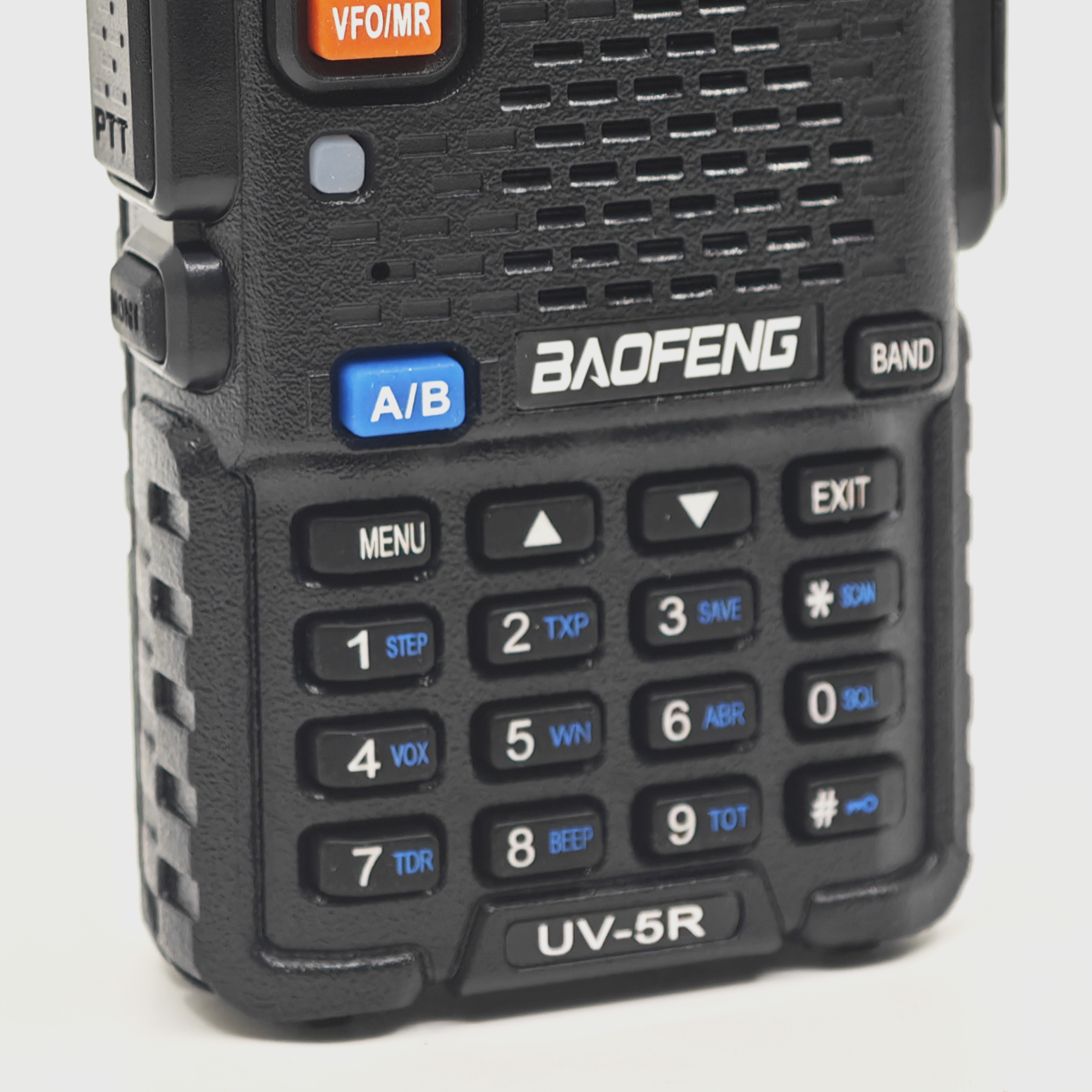 BAOFENG VISOKODOMETNI DIGITALNI VOKI TOKI UV-5R